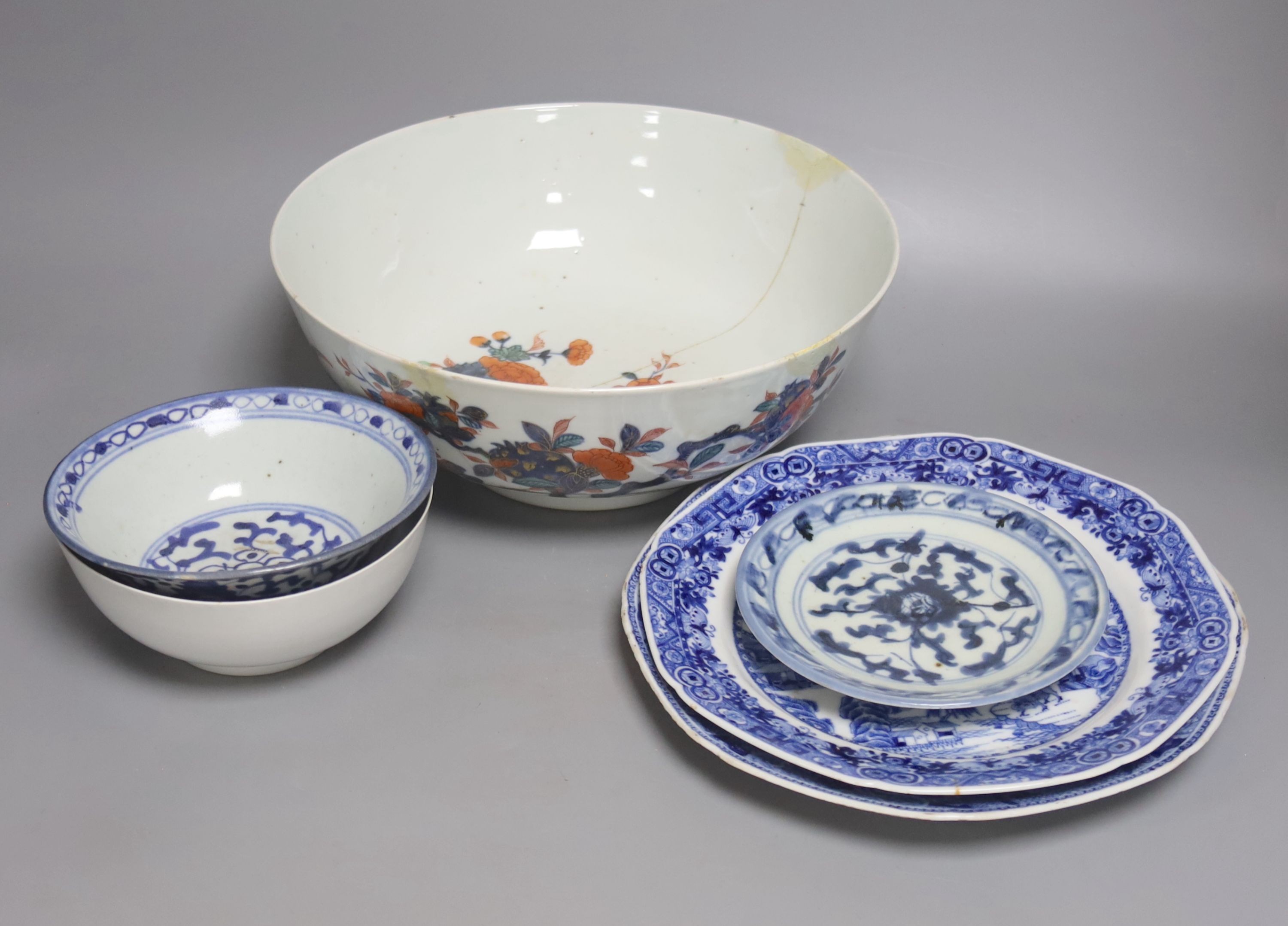 Two 18th/19th century Chinese Export porcelain bowls, largest 28cm and three plates and a Worcester bowl